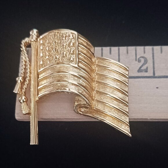Vintage Napier Gold American Flag Brooch - signed - Picture 4 of 4